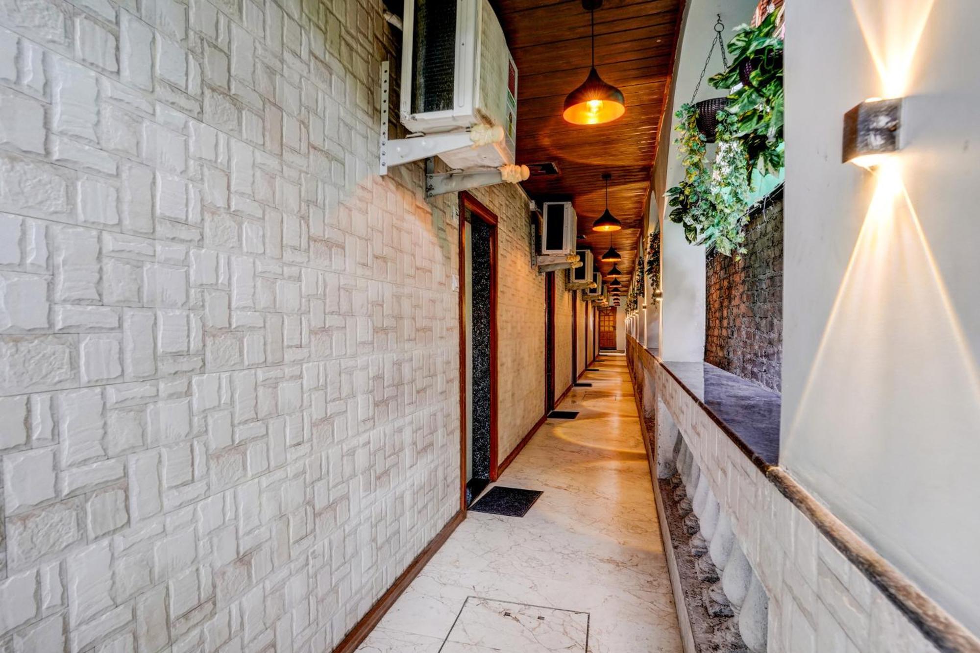 Collection O Palm Springs Beach Resort Mumbai Exterior photo